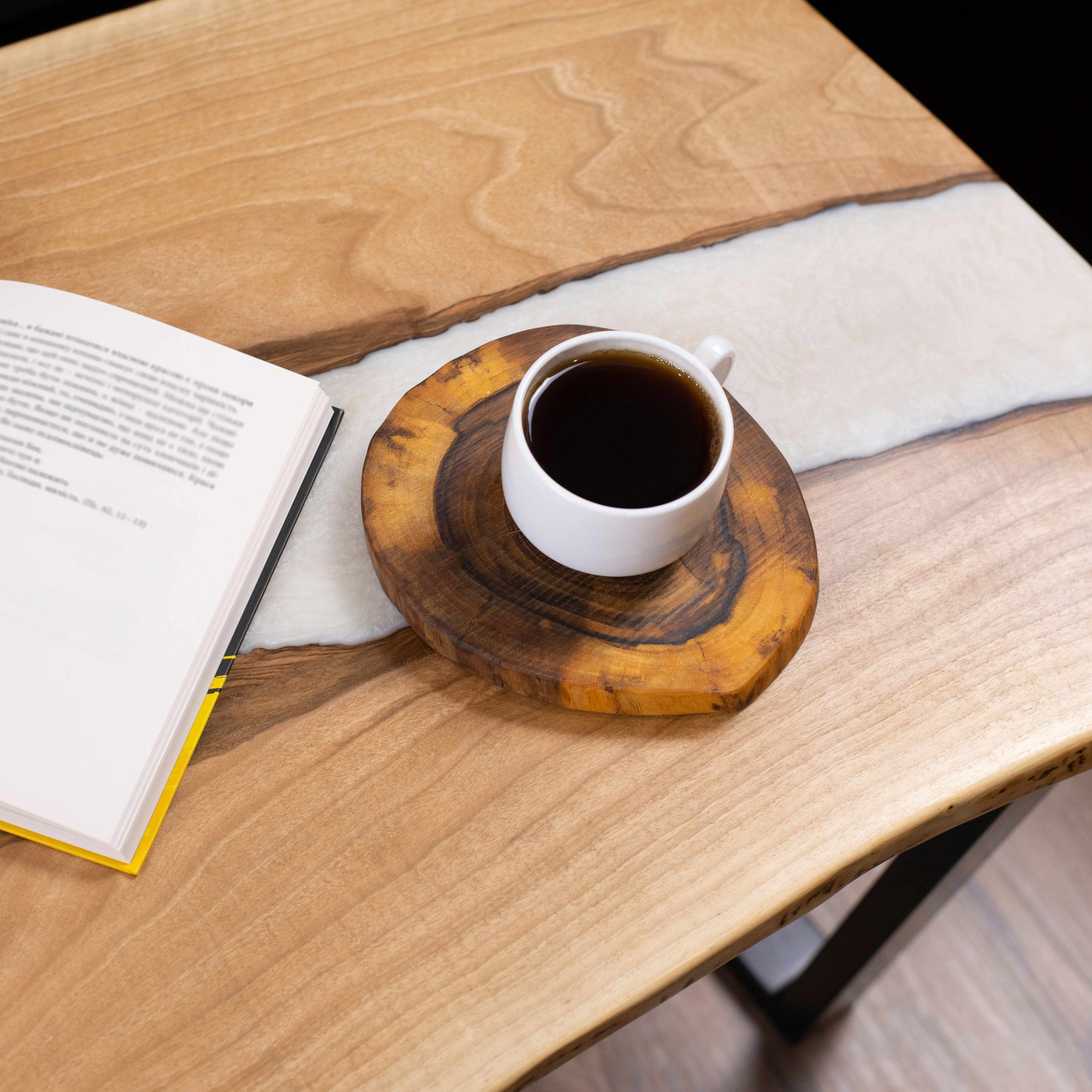 koffie op epoxy tafel