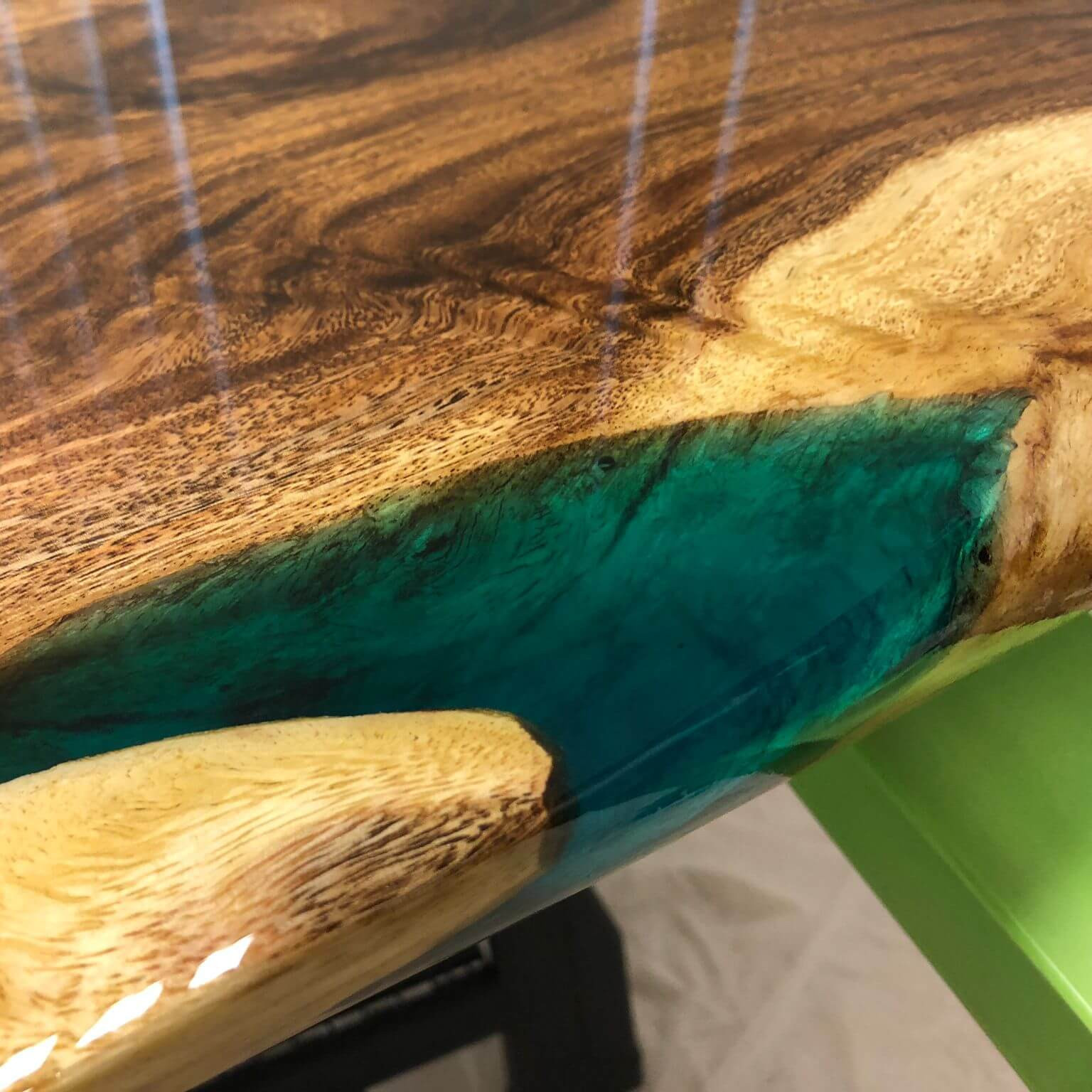 suar-tafel-epoxy-rand.jpg