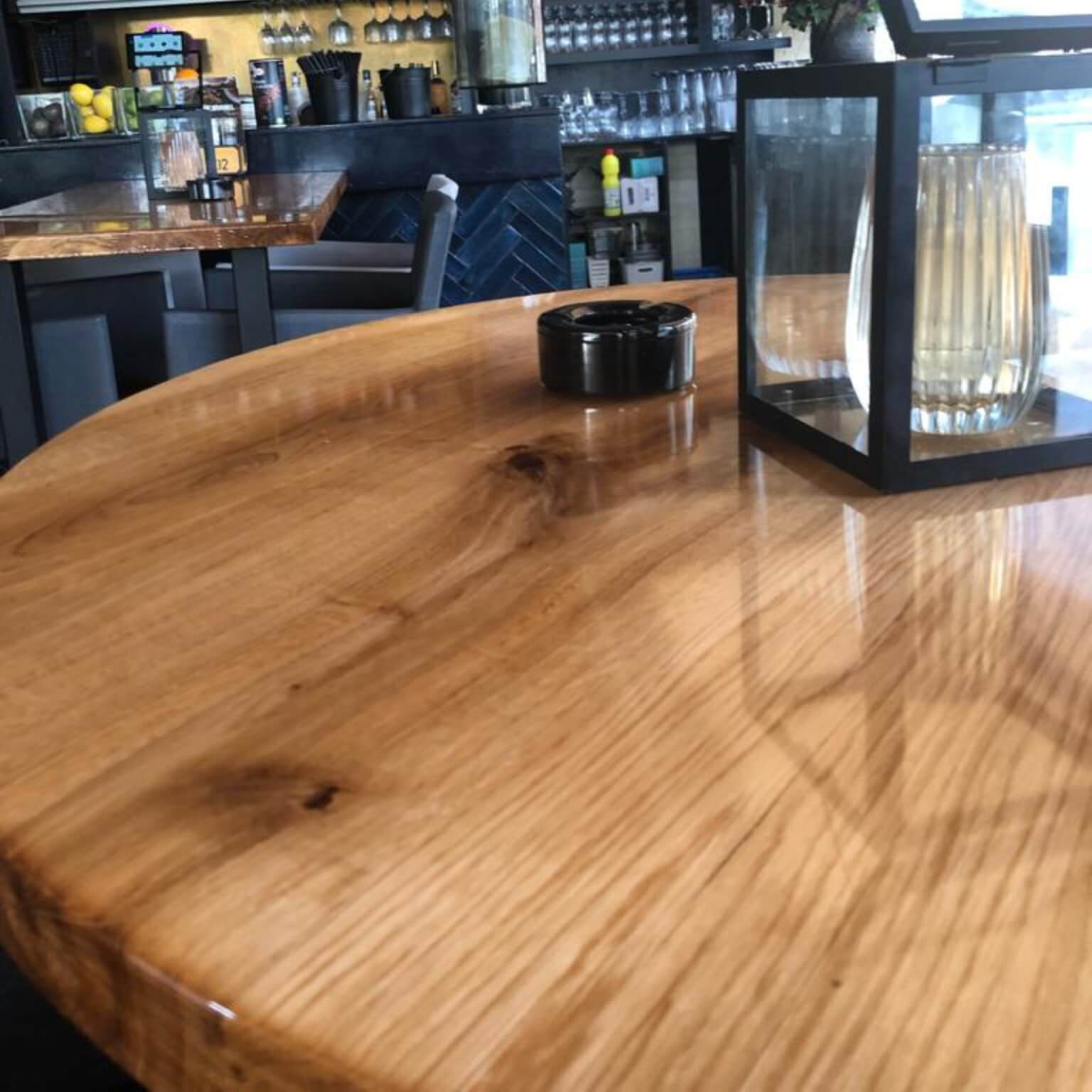 ronde-eiken-restauranttafel.jpg
