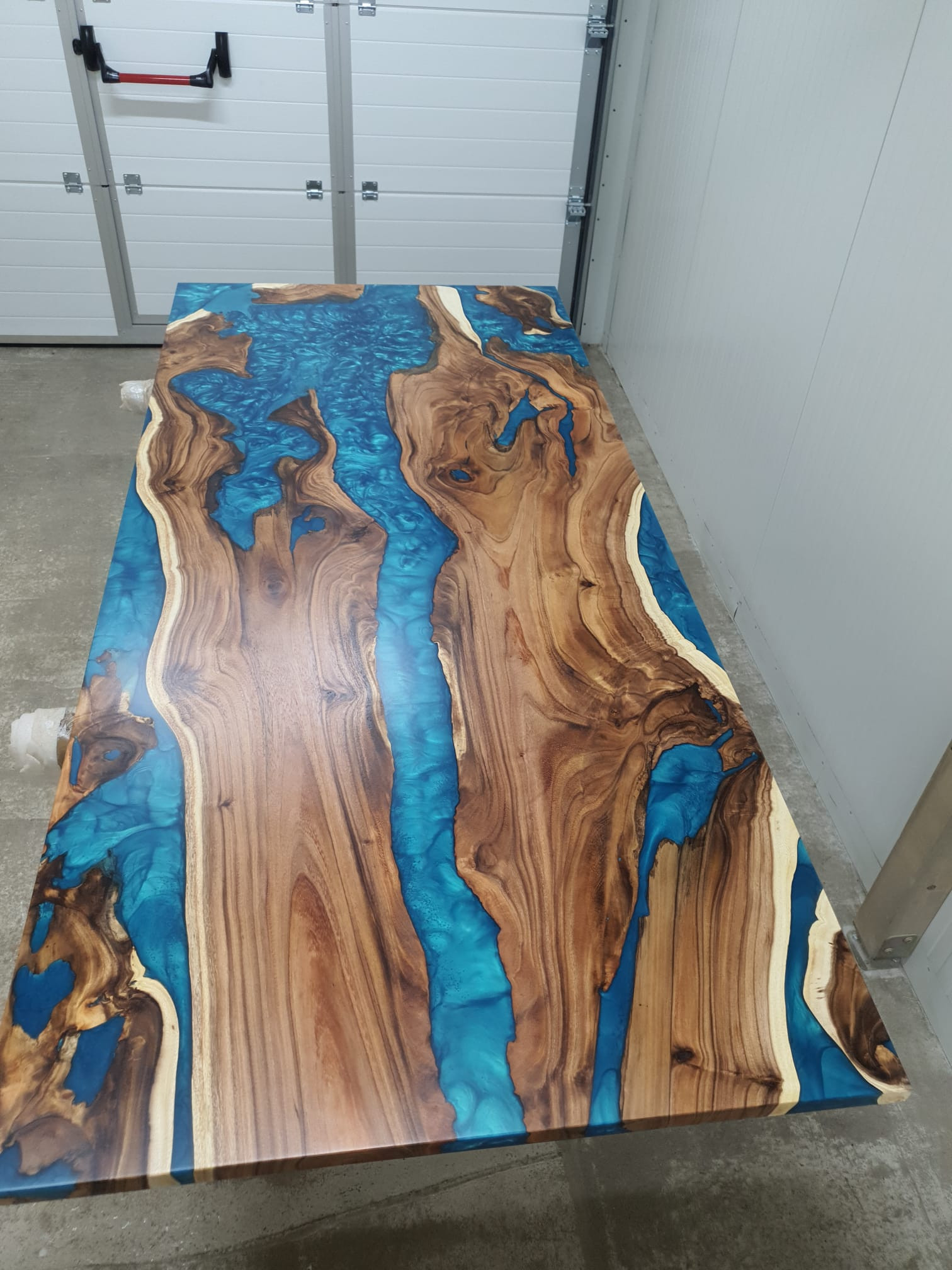 blauwe-epoxy-tafel.jpeg